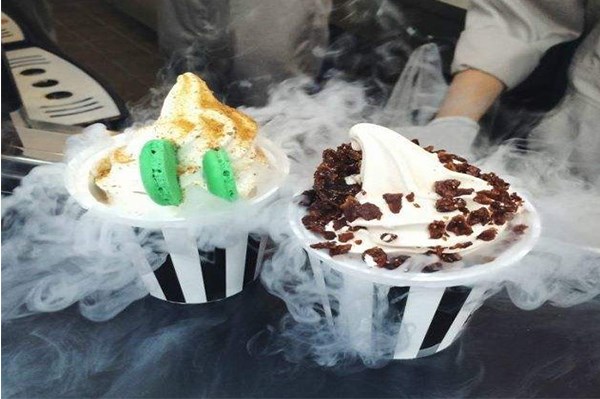 Coupe de crème glacée fumante